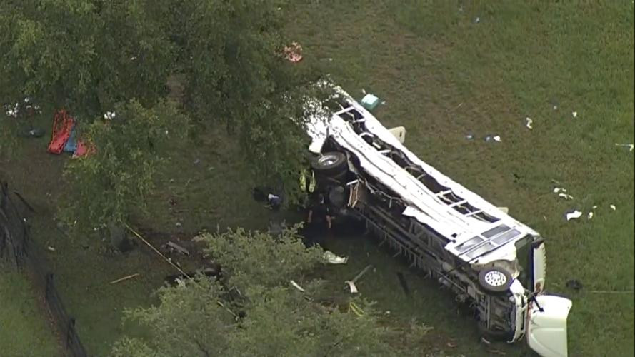 Video:8 muertos y 43 heridos después de que un autobús lleno de trabajadores se volcara en Florida