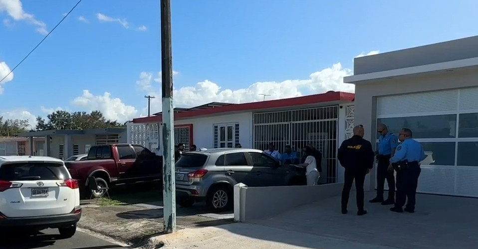 Video:Mujer es detenida tras presuntamente incendiar la casa de su padrastro en Bayamón