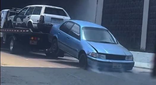 Video viral de gruero arrastrando un carro por el Túnel Minillas