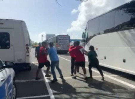 Video: Choferes de guagua se empaquetan frente a los cruceros en PR