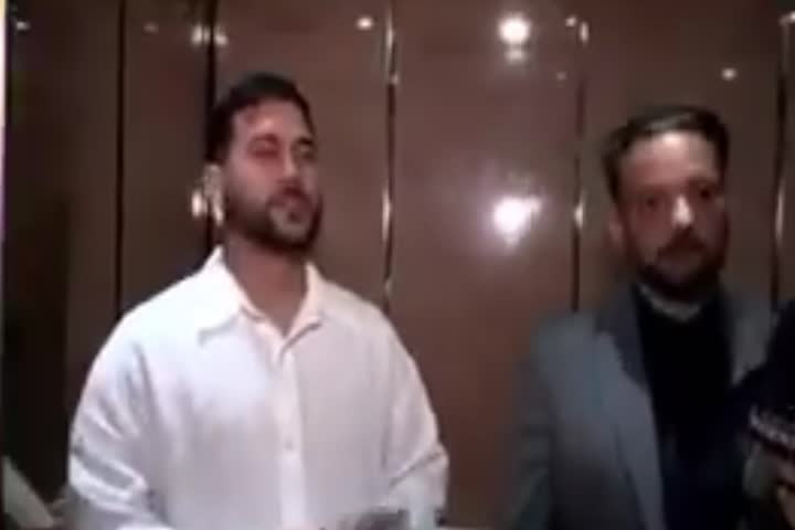 Video: "Gallo The Producer" Le tira la "Labia Monga a reportera"