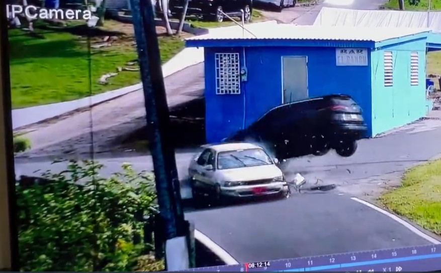 Captado en video accidente entre dos vehículos en Juncos