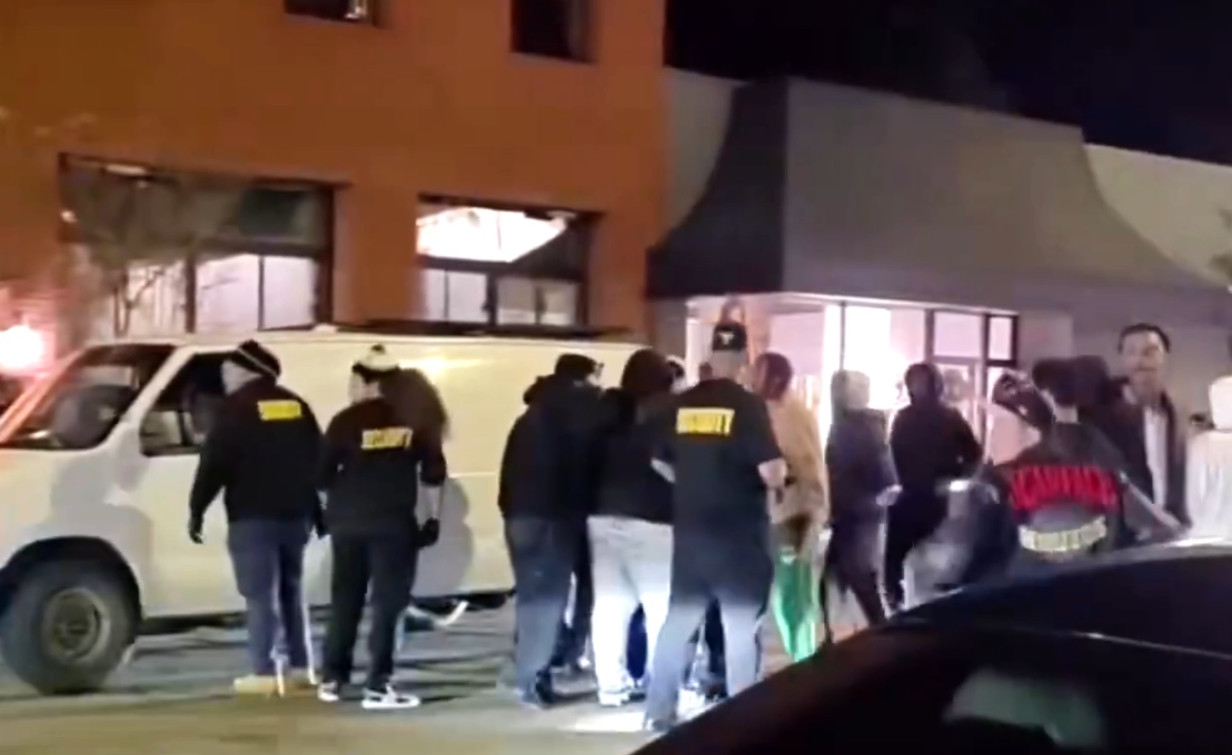 Video: Regresa armado con su auto tras pelea y deja cuatro heridos graves frente a bar en California