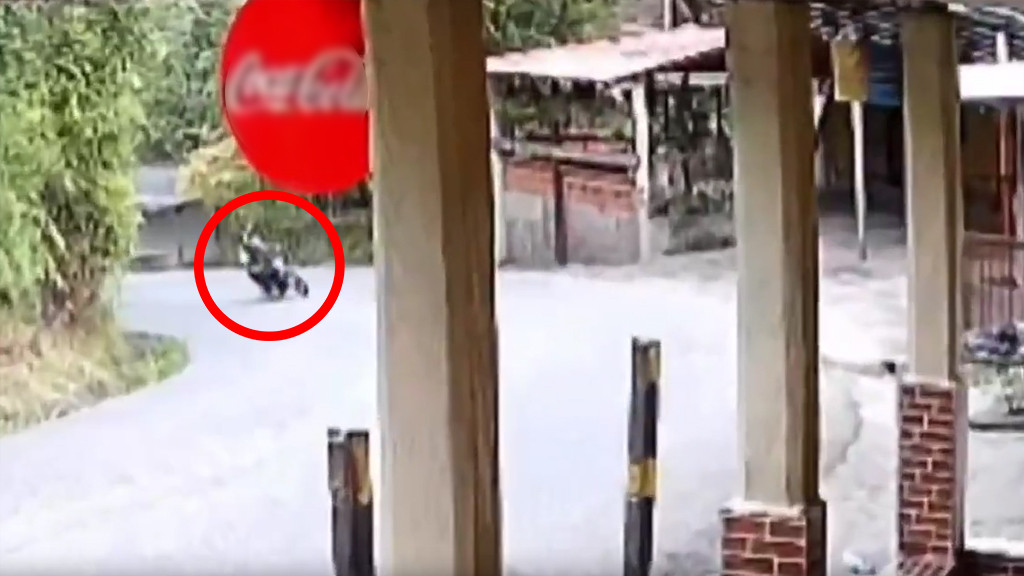 Video: Motociclista cogió la curva a toda velocidad y miren lo que paso