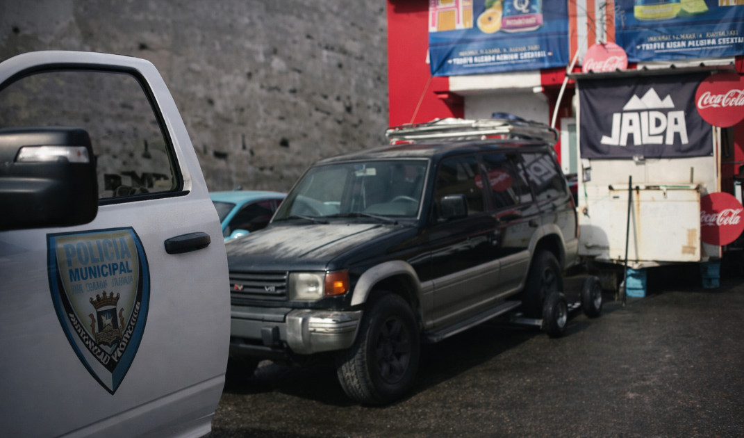 Video: Ocupan un rifle AR-15, drogas y una guagua en operativo en comunidad La Perla