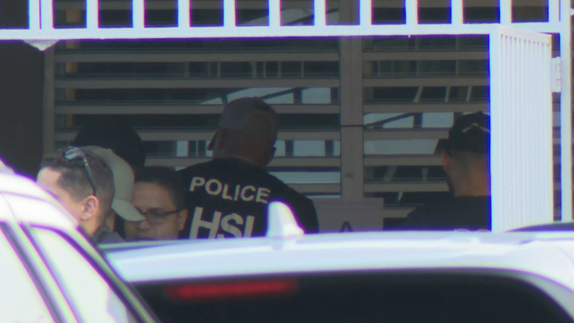 Video: Agentes federales diligencian allanamiento en residencia de Levittown