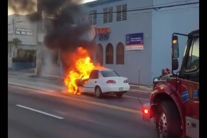 Video: Bomberos apagan vehículo incendiado en plena carretera