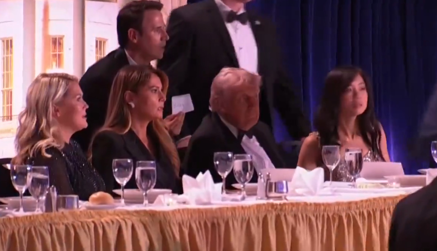 Video: Momentos en que sacan a Trump de la cena de corresponsales tras disparos