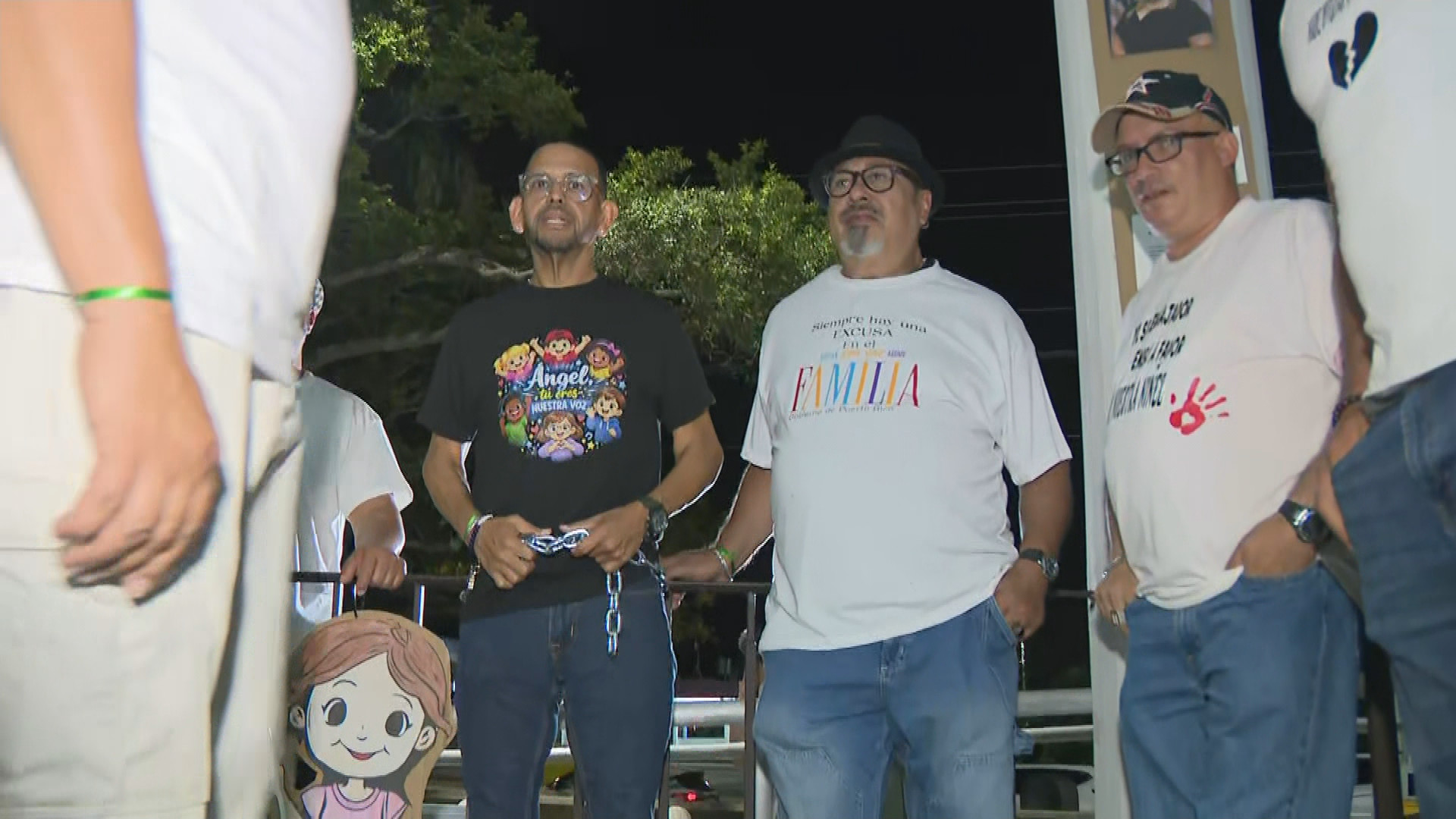 Video: Padres se manifiestan por alegada manipulación de madres contra sus hijos