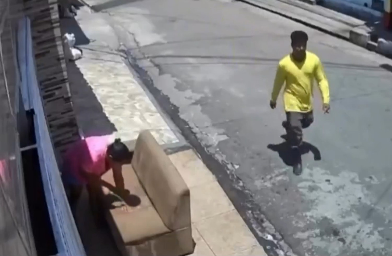 Video: Mujer saca el sofá a la calle para lavarlo, pero miren que paso