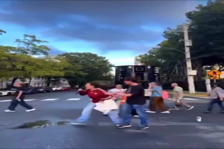 Video: Momento en que Venezolana interrumpe protesta en Hato Rey