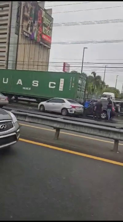 Video: Vehículo choca con camión en expreso Kennedy en San Juan