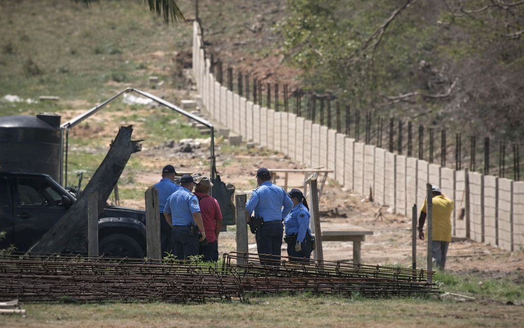 Video: Denuncian construcción ilegal sobre dunas y mangles en Isabela