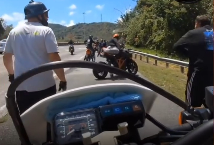 Captan en video a títere en motora disparando en medio del Expreso