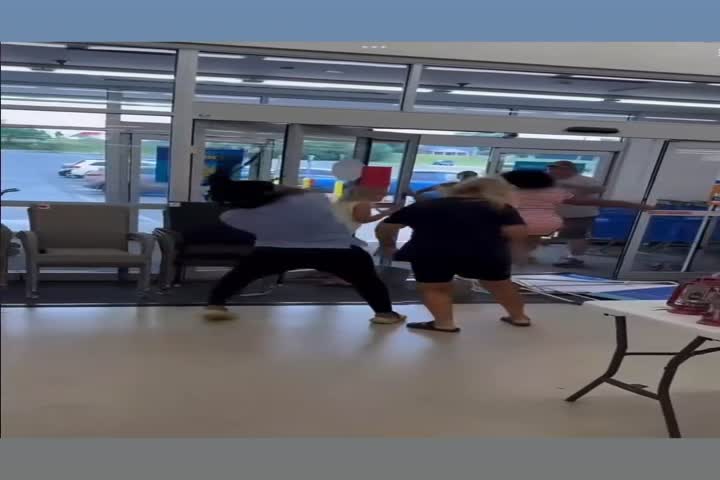 Video: Viral video de "Royal Rumble" dentro de una tienda en Estados Unidos