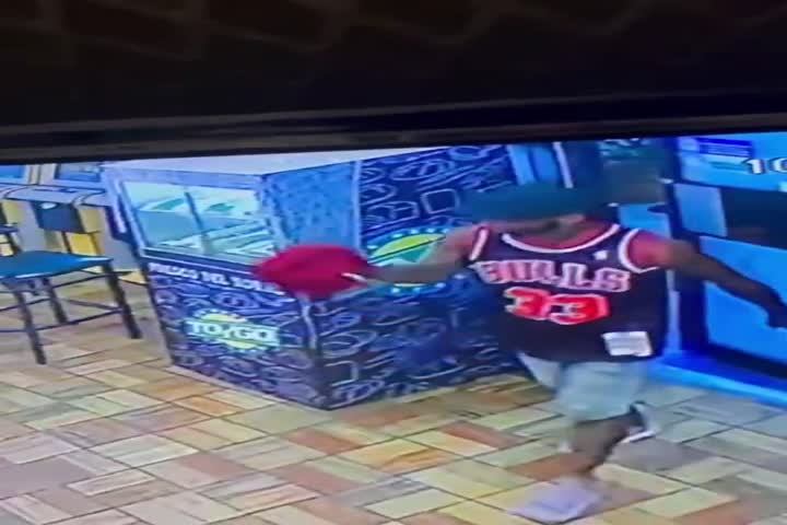 Video: Policía publica video de "Caco" que asaltó gasolinera en Guaynabo
