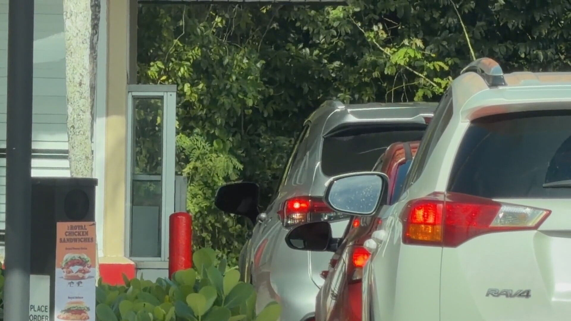 Video: Cacos hieren de bala a gerente de "fast food" en asalto por servicarro