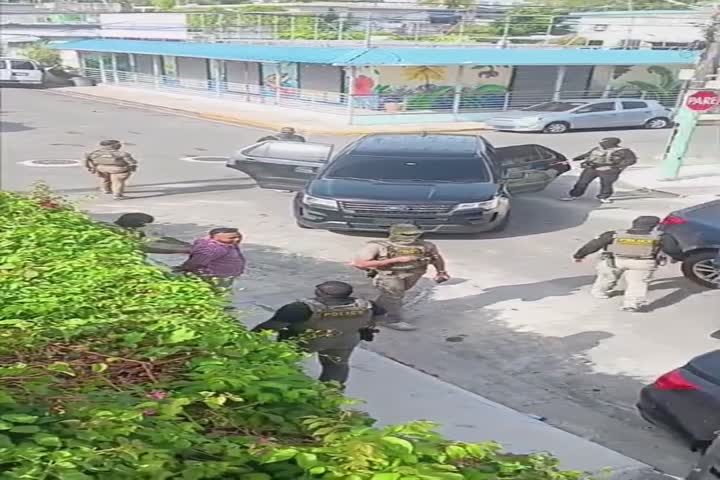 Video: "Doñita" en Rio Piedras se pone mala al ver el momento en que ICE realiza arresto