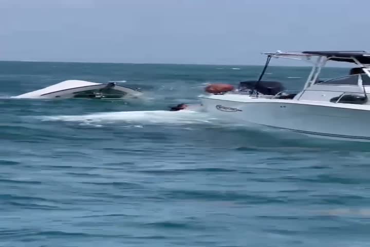Video del momento en que rescatan tripulantes de un bote que se hundía ayer en Salinas