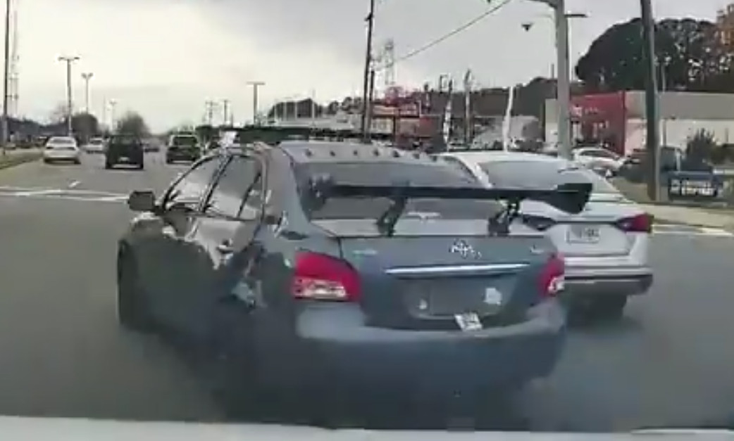 Video: Lo que pasa cuando le metes piezas "Racing" a tu toyotita, vea la que paso
