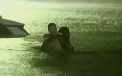 Video: Reportera de Fox rescata a mujer atrapada en inundación causada por huracán Helene
