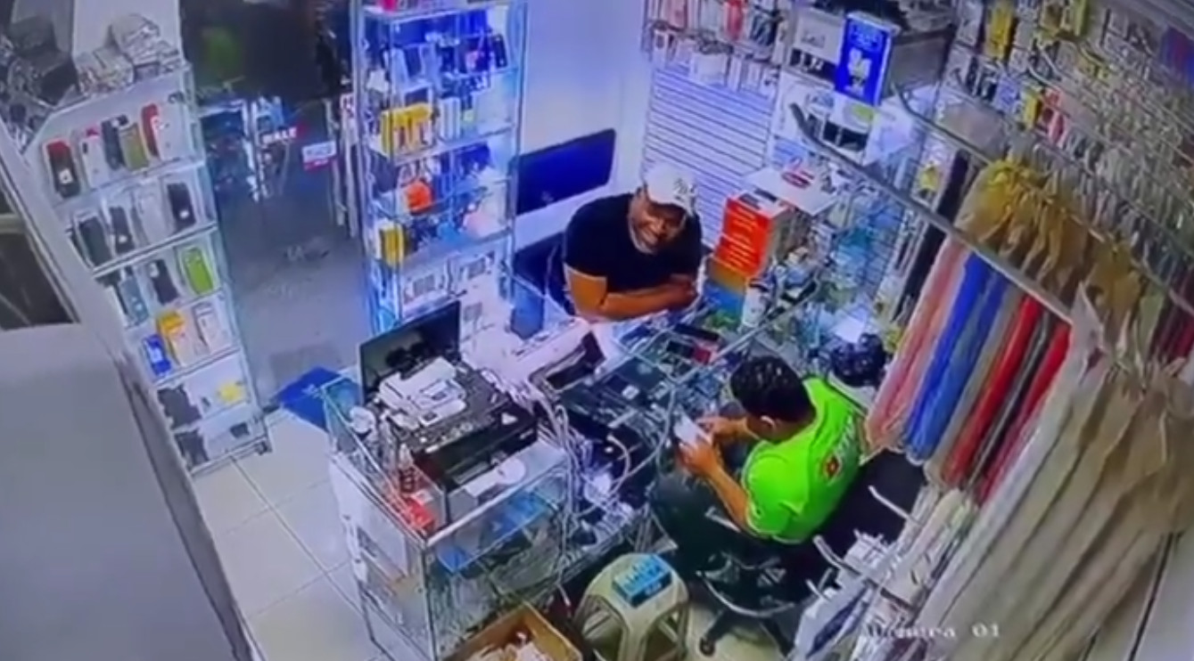 Video: Entraron a robar a una tienda en RD y recibieron más tiros de lo que se robaron