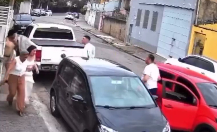 Video: Dos sujetos llagan para agredir a un hombre y hasta lo apuñalan, pero este les dio hasta para llevar