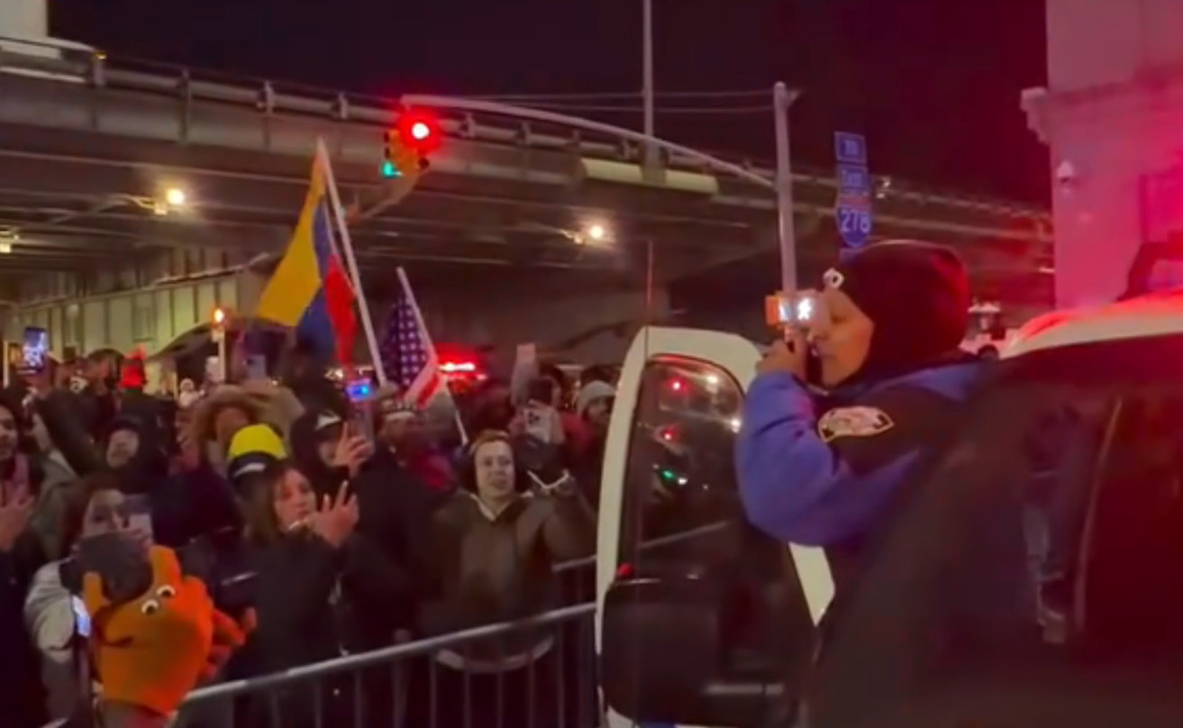 Video: Momento en que policía Venezolana le dice a la gente que pueden respirar tranquilos