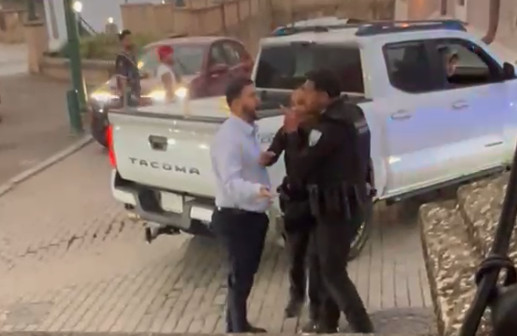 Video: Gallo The Producer se le pone guapo a los guardias en San Juan