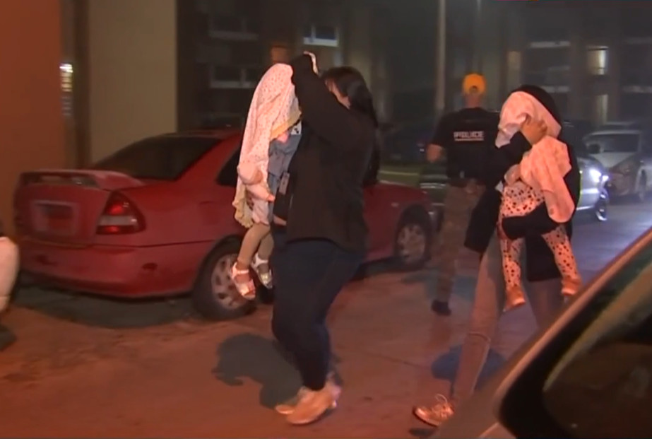 Video: Policía encuentra a dos niñas viviendo rodeadas de marihuana y un arma automática