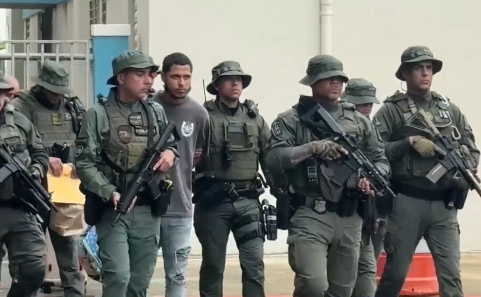 Video:Hallan a tres menores en apartamento con armas y drogas en operativo en residencial de San Juan