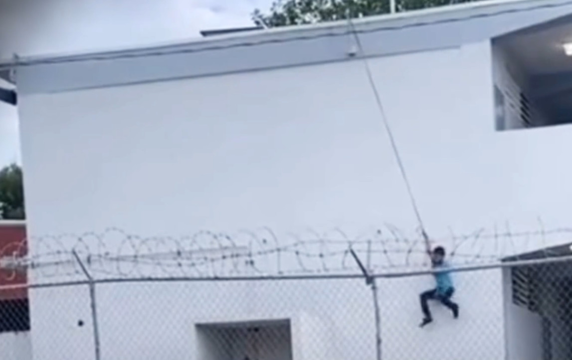 Captan en video a estudiante columpiándose con un cable desde el techo de la Escuela Intermedia Villa Granada en San Juan