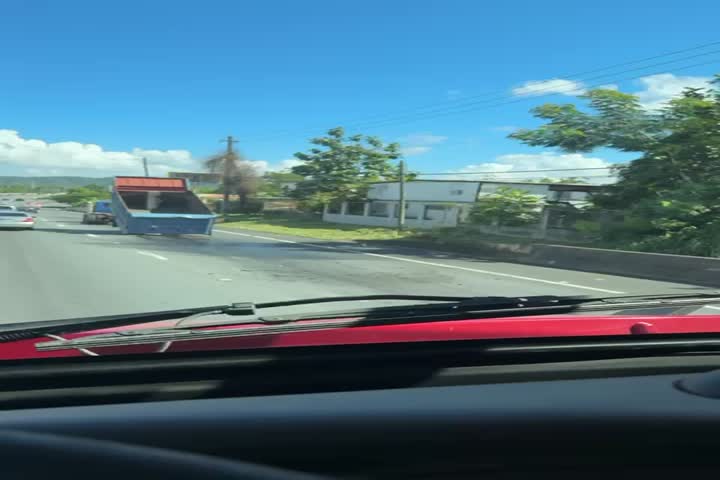 Video: Conductor en Caguas capta momento en que camión se lleva un letrero del expreso enredao