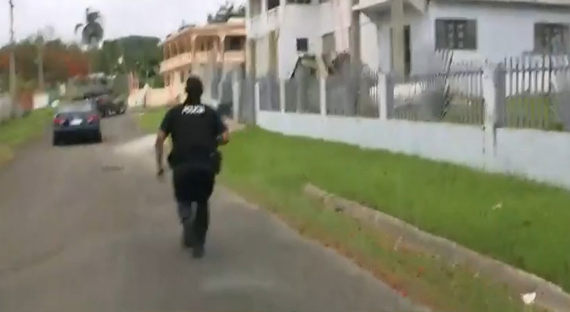Video: Guardias corriendo por urbanización de Dorado detrás de sospechoso de Carjacking