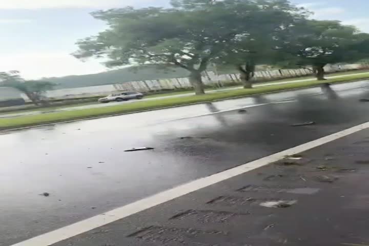 Video: Joven conductor de 23 años termina volcado esta mañana en Toa Baja