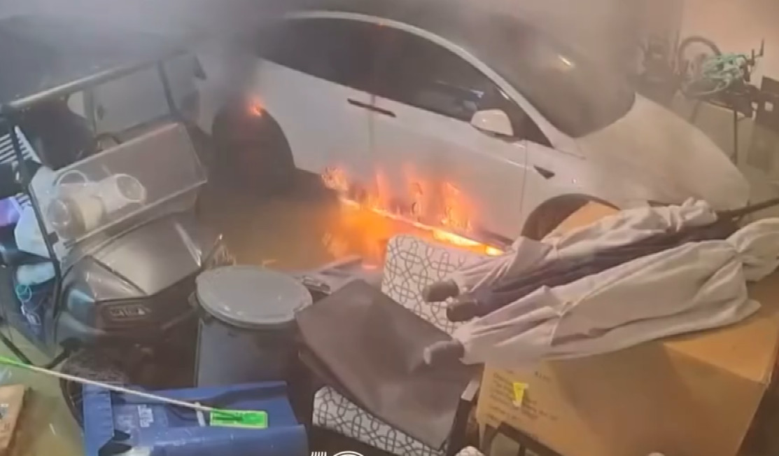 Video muestra momento en que un Tesla se incendia tras inundación de agua salada causada por el Huracán Helene