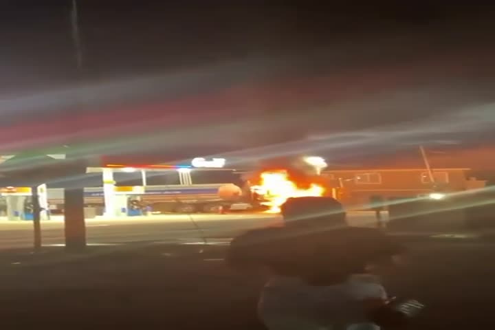 Video del momento en que camión de combustible se prende en fuego en gasolinera de Hatillo