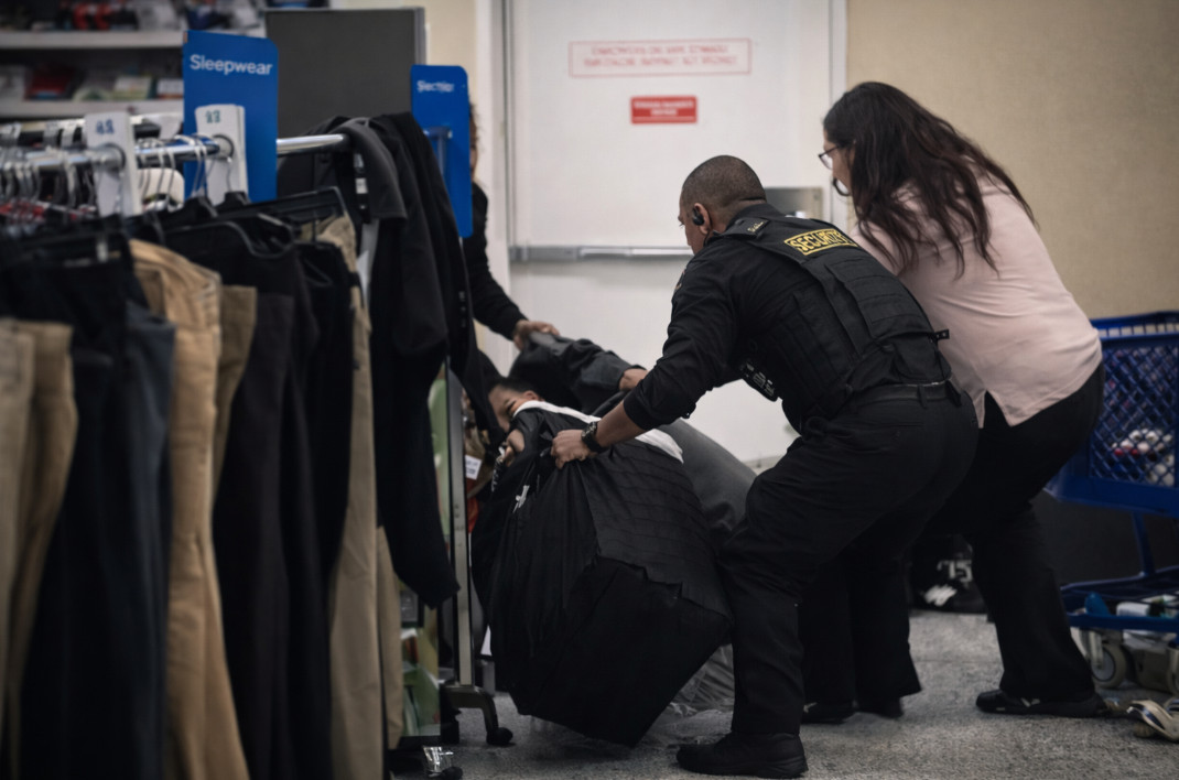 Video: Ladrón se enfrenta a guardia de seguridad en un Marshalls y aun así se lleva la mercancía