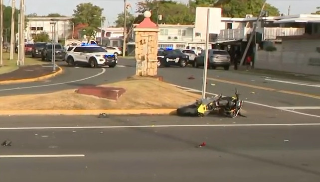 Video: Motociclista de 28 años muere tras accidente con una guagua en Toa Baja
