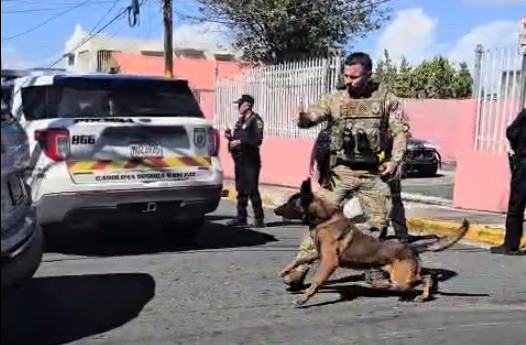 Video: Municipales de San Juan y Carolina buscan a hombres en Barrio Obrero
