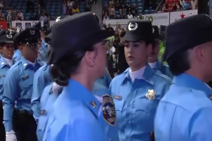 Video: Le bajan el "Level" a las graduaciones de la policía de Puerto Rico