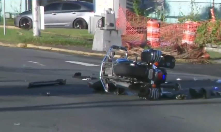 Video: En condición de cuidado policía motorizado impactado por conductora en Caguas