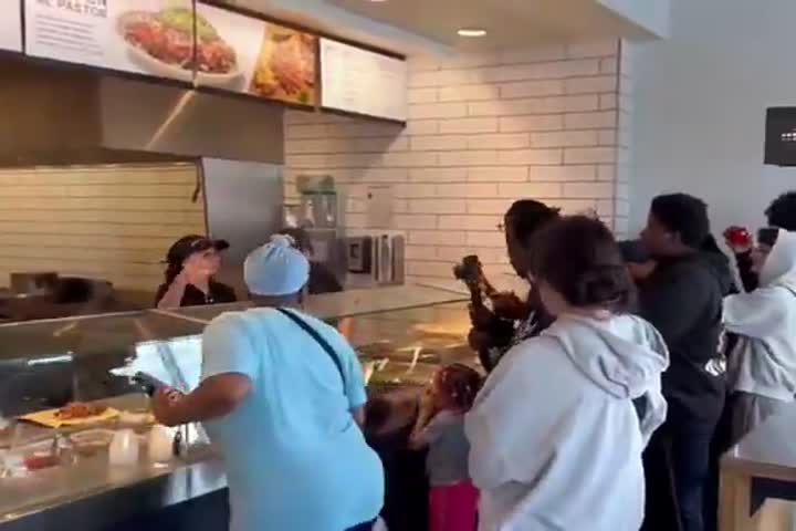Video: Gerente de un Chipotle saca como bolsa a un influencer que pensó que podía grabar uno de sus videos en el lugar