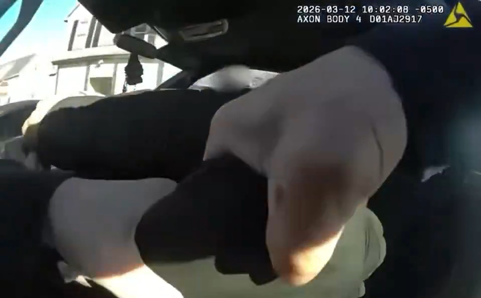 Video: De película, policía se agarra de camioneta en marcha y mata a sospechoso en Milwaukee