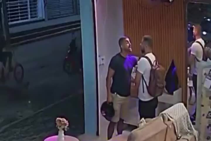 Video: Llegó con guaperías, pero terminó huyendo, mira por qué