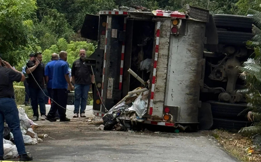 Video:Conductor de camión muere tras volcadura en Canóvanas