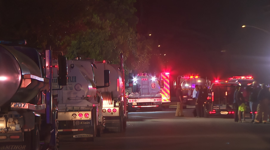 Video:Bomberos trabajan para extinguir “lo antes posible” incendio en planta de reciclaje