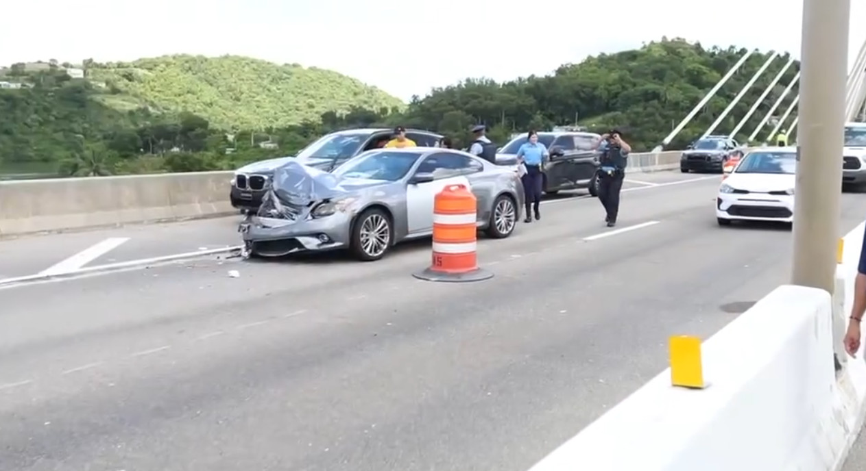 Video: Accidente de auto durante re-inauguración del puente atirantado de Naranjito