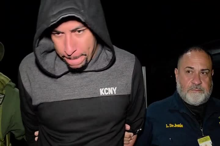 Video: Arrestan a hombre que conducía Guagua que transportaba confinados