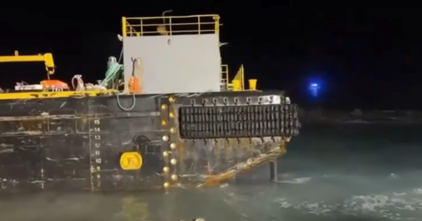 Video: Logran remover barcaza encallada desde hace dos semanas frente a El Morro